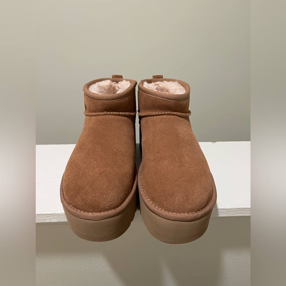 Ugg Women’s Classic Ultra Mini Platform Boot. Size 7/ Chestnut